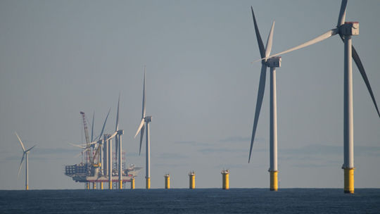 Briti stavajú najväčšiu pobrežnú veternú elektráreň na svete. Dokáže zásobovať až 6 miliónov domácností