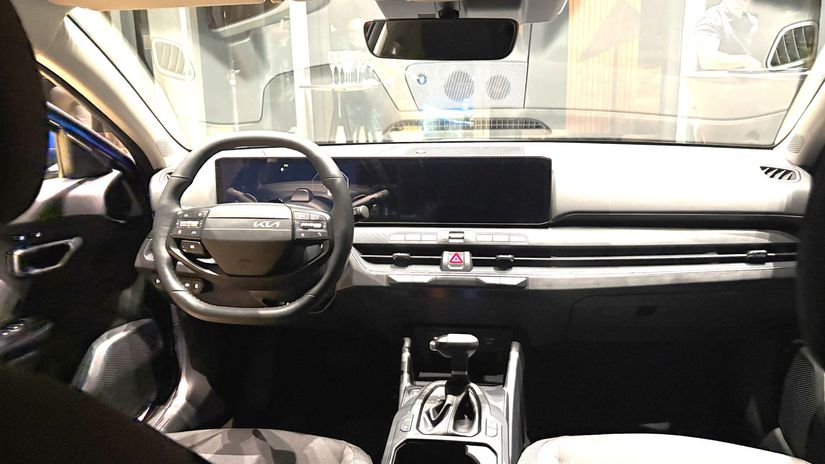 Interiér je minimalistický a digitálny. Tri...