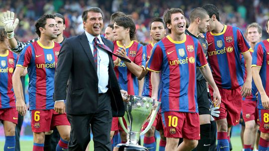 Chcem sa vrátiť na Nou Camp, navnadil fanúšikov Messi. Šéf Barcelony Laporta ich vrátil na zem