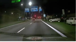 VIDEO: Policajti sa s motorkárom vôbec nemaznali. Netušil, že mu pripravia takéto nemilé prekvapenie