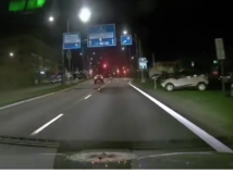 VIDEO: Policajti sa s motorkárom vôbec...