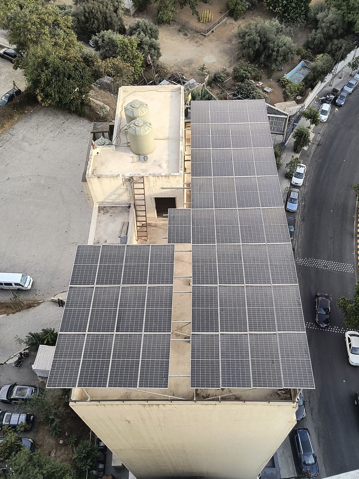 Strecha bytovky v Bejrúte so solárnymi panelmi...