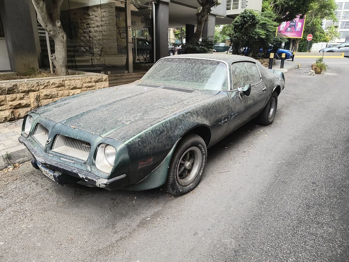 Zaprášený Pontiac ukazuje, aký znečistený...