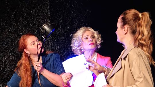 Hra z divadelného prostredia Zajtra je premiéra...