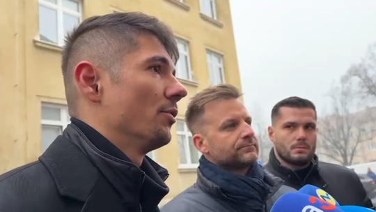 Fico sa vrátil do Popradu. Podporu jeho straníkov prebili piskot demonštrantov a protestný odchod študentov so štrngajúcimi kľúčmi