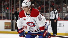 Slafkovský trávi poriadny výprask. Honzek ukázal rýchle nohy a skóroval