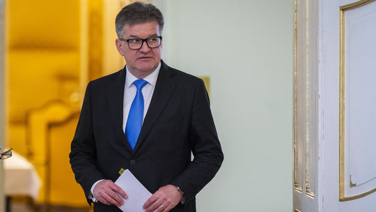 Politici žiadajú vysvetlenie. Lajčák má prehovoriť o kontaktoch s Epsteinom, Danko hovorí o škandále