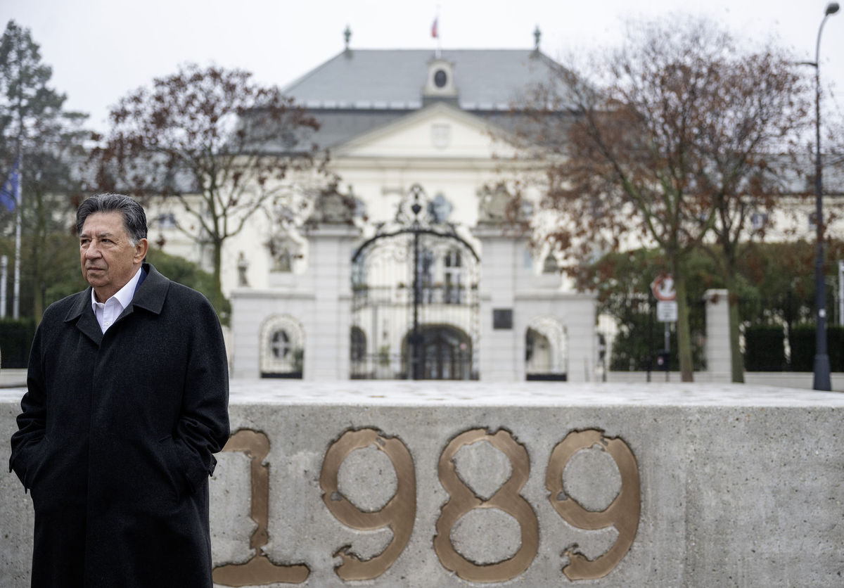 pamätník revolúcia nežná bratislava námestie...