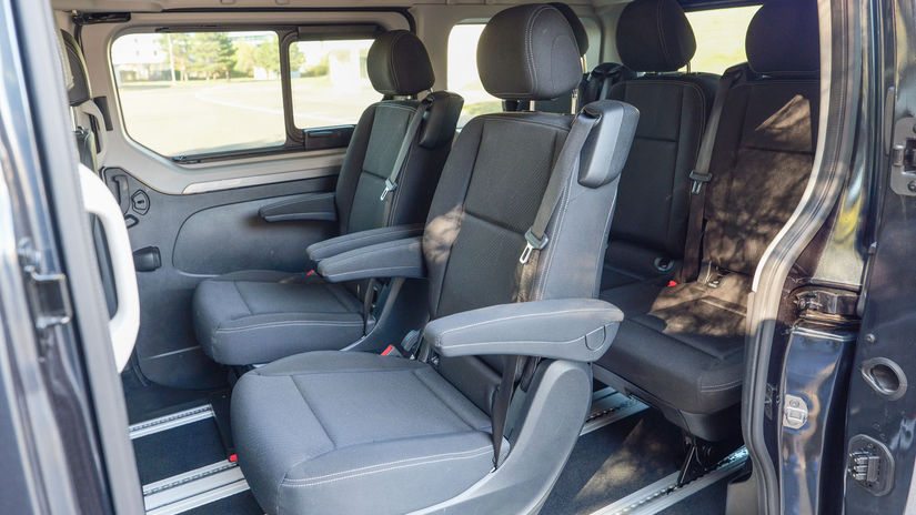 Druhý rad tvoria dve samostatné sedadlá s...