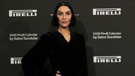 Módna dizajnérka Susie Cave pózuje na...