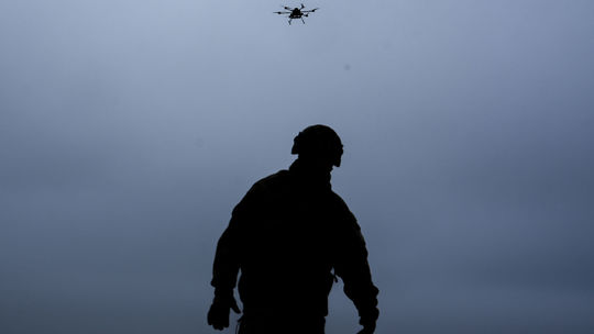 Drony nad francúzskymi vojenskými objektmi pribúdajú. Paríž zatiaľ o provokáciách hovoriť nechce