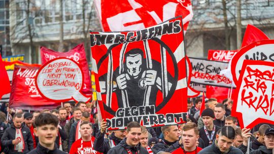 Protesty v dejisku zápasu Nemecko - Slovensko. Tisícky fanúšikov popudili nové bezpečnostné pravidlá na štadiónoch