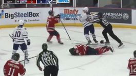 Brutálny skrat v juniorskej OHL. Mladík použil hokejku ako sekeru a nemal dosť, ani keď tiekla krv