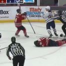 Brutálny skrat v juniorskej OHL. Mladík použil hokejku ako sekeru a nemal dosť, ani keď tiekla krv