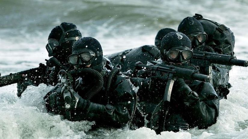 Navy SEALs pri nácviku útoku z mora