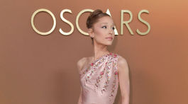 Ariana Grande v s archívnej kreácii Dior