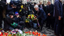 Na snímke český prezident Petr Pavel kladie...