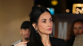 Demi Moore v kreácii Erdem