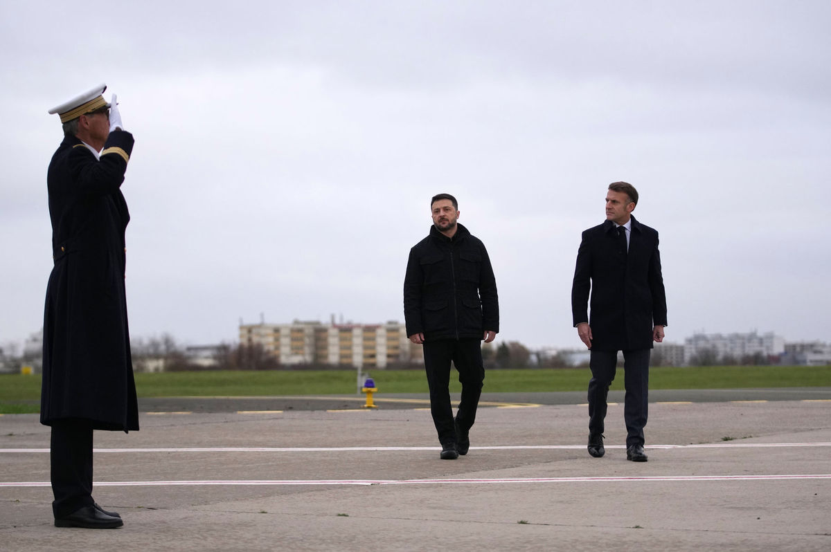 Francúzsky prezident Emmanuel Macron (vpravo)...