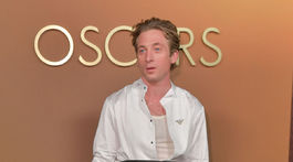 Herec Jeremy Allen White prišiel na slávnostný večer v značke Prada. 