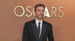 Herec Oscar Isaac v smokingu Louis Vuitton. 