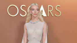 Herečka Anya Taylor-Joy v kreácii Maison Margiela Couture. 