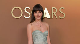 Herečka Dakota Johnson v kreácii Valentino. 