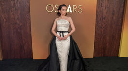 Herečka Zoey Deutch na vyhlásení cien Governors Awards.