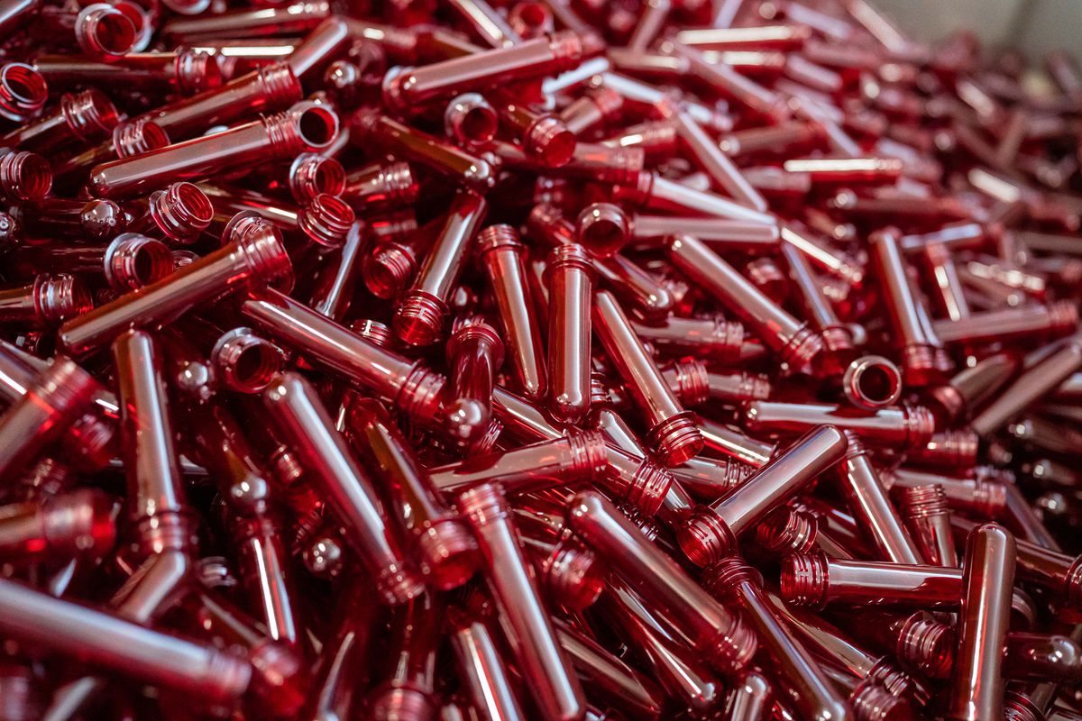 Z preforiem vznikajú fľaše až na modernej linke