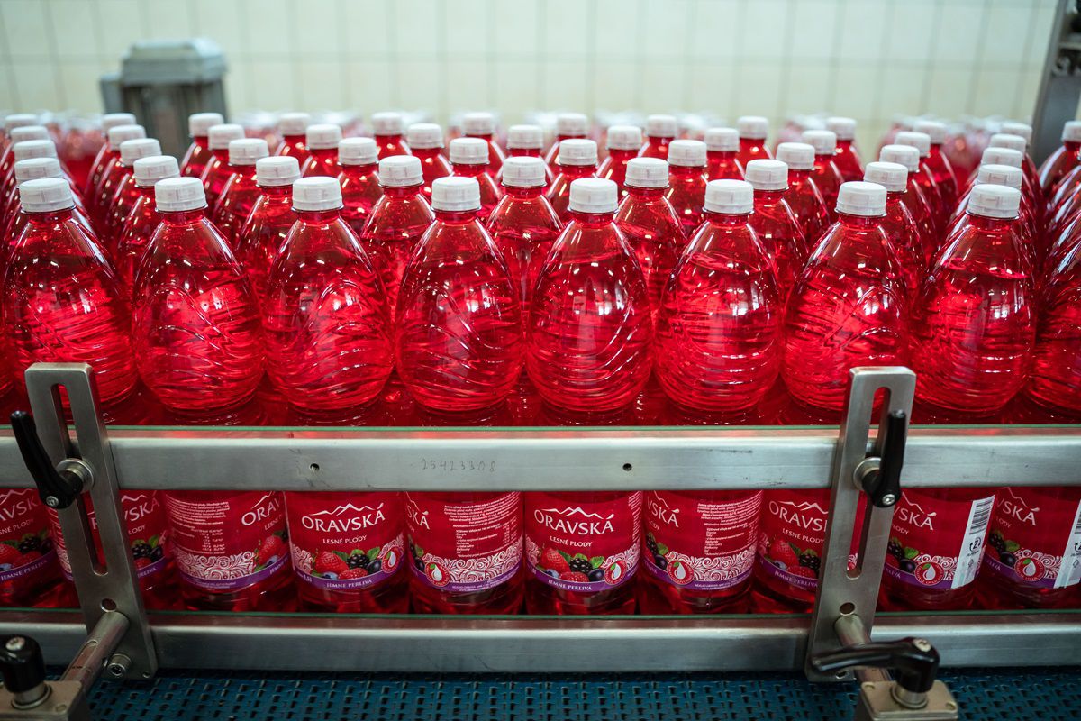 Oravskú vodu s rôznymi príchuťami vyrába...