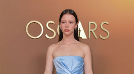 Mia Goth v kreácii Dior