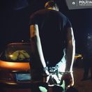 polícia, putá, výtržník, spútaný zlodej