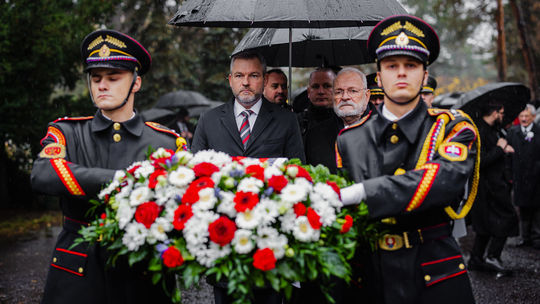 Uprostred zľava: Prezident SR Peter Pellegrini...