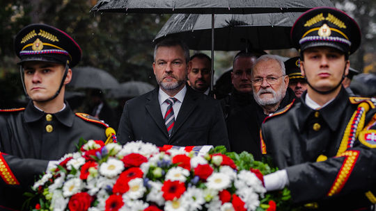 Z najvyšších ústavných činiteľov zarobil v roku 2024 najviac prezident Pellegrini. Aký príjem priznala Čaputová a Fico? 