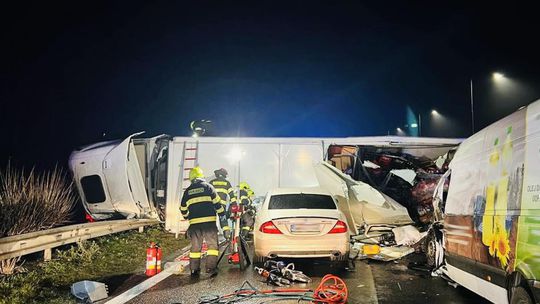 Tragédia pri Ilave: do prevráteného kamiónu na diaľnici narazila dodávka, jej vodič nehodu neprežil