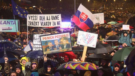 Bratislava v znamení 17. novembra: Opozícia aj občania žiadali koniec Ficovej vlády, neodradil ich ani dážď