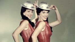 Záber z roku 1959 a na ňom známe dvojičky Alice...