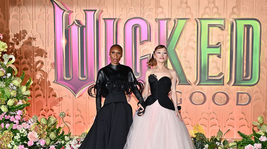 Herečky Cynthia Erivo (vľavo) a Ariana Grande...