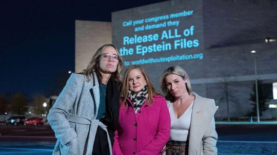 Chcú odhaliť Epsteinove tajomstvá. Koho z hrobu potopí sexuálny násilník?
