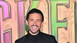 Herec Jonathan Bailey.