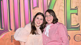 Herečka Beanie Feldstein (vľavo) a jej manželka Bonnie-Chance Roberts.