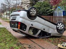 polícia SR  prevrátene auto, dopravná nehoda