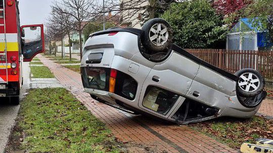 VIDEO: Zradné novembrové cesty. Polícia ukazuje, ako málo stačí k prevráteniu auta 