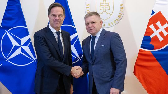 Fico rokoval s Ruttem: Žiada posilnenie protivzdušnej obrany pre Slovensko, no dodávky zbraní Ukrajine odmieta