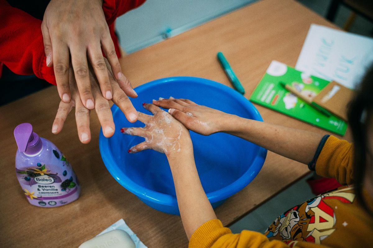 Dobrovoľníci učia deti ako sa správne umývajú ruky