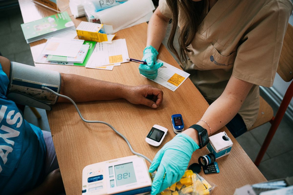 Zdravotníčka meria účastníkovi festivalu krvný...