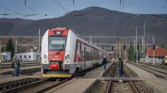 Železnice opäť v problémoch. Neďaleko Košíc praskla koľaj, doprava je obmedzená