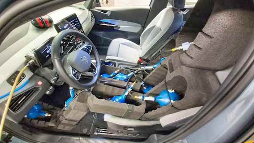 Meralo sa na ceste aj v laboratóriu. Figurína...