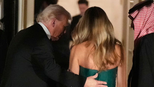 Prezident Donald Trump sprevádza prvú dámu...