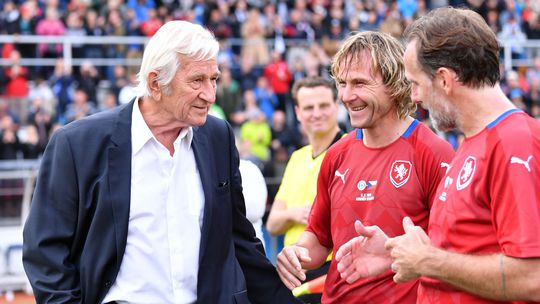 Čo nevie počítať? Česi márne zháňajú nového trénera, do Nedvěda sa obul bývalý spoluhráč